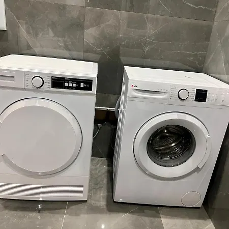 Large 3-bedroom With Terrace Apartament