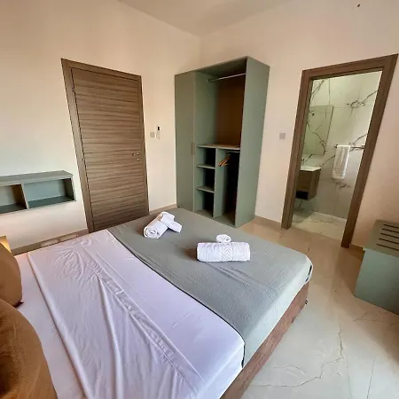 Large 3-bedroom With Terrace Is-Swieqi