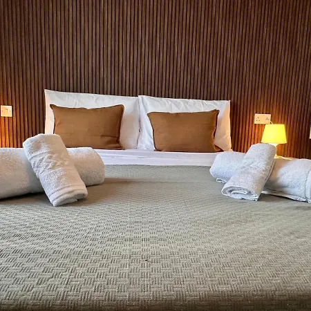 Large 3-bedroom With Terrace Apartament *