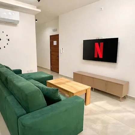 Large 3-bedroom With Terrace Is-Swieqi