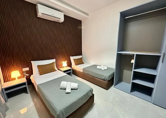 Large 3-bedroom With Terrace Apartament *