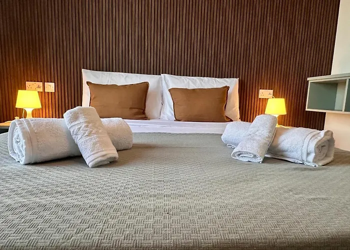 Large 3-bedroom With Terrace Apartament *