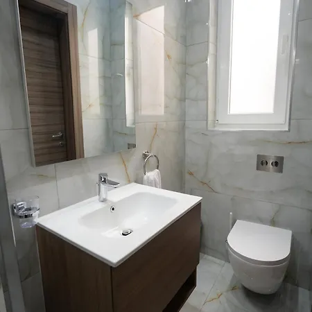 Large 3-bedroom With Terrace *