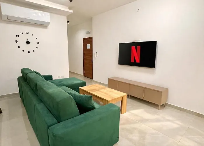 Large 3-bedroom With Terrace Is-Swieqi